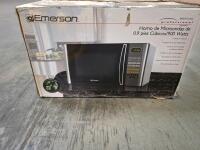 Emerson MW93255L 0.9 cu.ft. 900W Microwave, Bayco SL-800 50ft Reel, 100ft Heavy-Duty Extension Cord - 4
