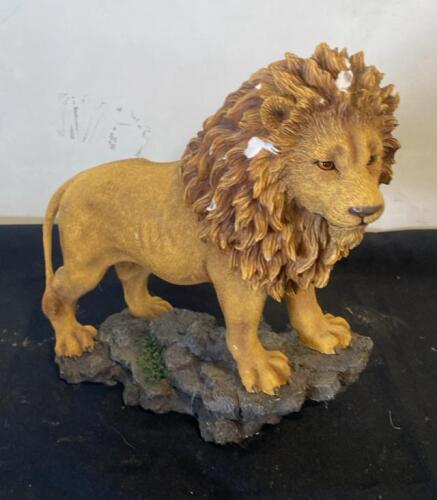 Westland Giftware Lion Figurine #2647, 10"x7" Resin Statue, 2002 Wildlife Collection- Chipped