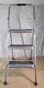 (1) Warner 2'7" Folding Step Ladder, Model S323-6