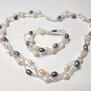 $200 Fresh Water Pearl Bracelet And Necklack 18" Set