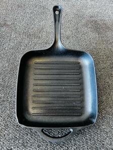 Dash Of That 10.5" Cast Iron Square Grill Pan with Integrated Handle