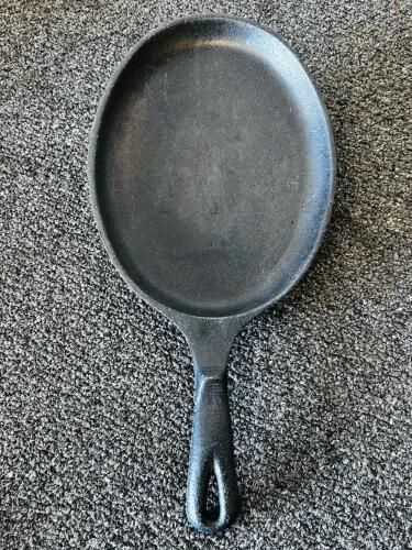 Corona 167 Cast Iron Oval Skillet Comal, 15"x 7", Colombia, Integrated Handle