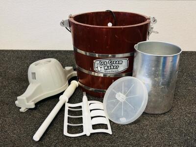 West Bend IC12701 Electric 4-Quart Ice Cream Maker, Wood Bucket, ETL Listed, Complete Set (Tested and Powers On)