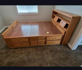 Oak Captain&rsquo;s Bed with 8 Drawers, Bookshelf Headboard, & Center Storage &ndash; Full/Double Platform