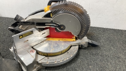 DeWalt 10&rdquo; Compound Miter Saw