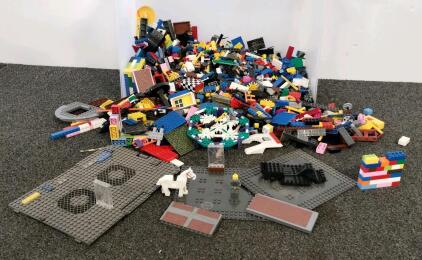 Bulk LEGO Lot &ndash; 250+ Pieces, Minifigure & Horse, Large Baseplates, Police & Castle Parts, Storage Bin (shelf K)
