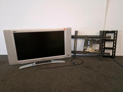 Magnavox 32" HDTV LCD TV with Wall Mount, Silver, Powers On, Model Similar to 32MF605W/17