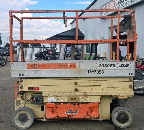 JLG 2030ES Electric Scissor Lift, 20ft Platform Height, 800lb Capacity, Solid Non-Marking Tires *Runs and Drives*