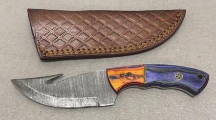 Damascus Pattern Gut Hook Hunting Knife, Full Tang, Colorful Wood Handle, Leather Sheath
