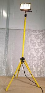 (1) 500W Halogen Work Light W/ Telescoping Tripod