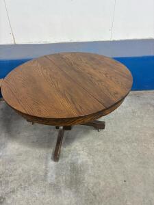 Vintage National Furniture Co. 42" Round Oak Pedestal Dining Table &ndash; Original Label, 1920s-40s
