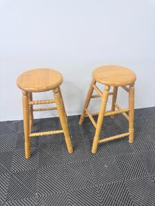 Pair of Traditional Wooden Bar Stools with Spindle Legs and Light Oak Finish