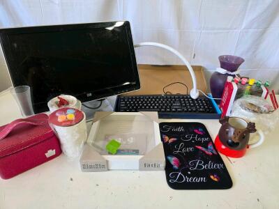 Working Vintage HP Monitor, Large see Wired Keyboard, DIY Christmas Mugs
