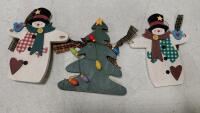 Santa Claus Figurine & Decoration Lot ~30+ Pieces Mixed Materials, "Santa Collector" Sign - 3