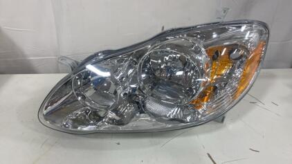 2004-2005 Toyota Sienna Right Passenger Side Headlight Assembly with Amber Reflector
