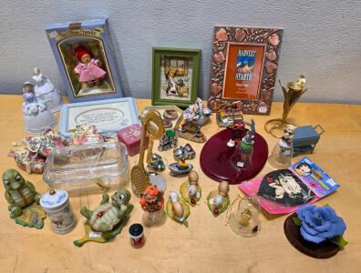 Assorted Vintage Collectible Figurines and Novelties &ndash; O&rsquo;Bear Family, Betty Boop, Harvest Hearth
