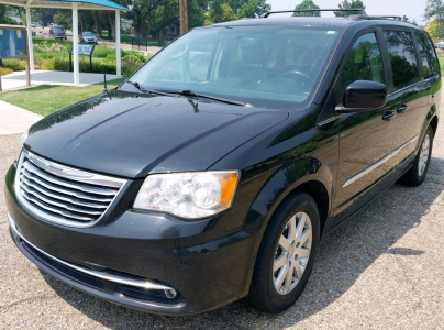 2014 CHRYSLER TOWN & COUNTRY - BACKUP CAMERA!