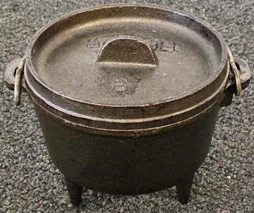Lodge #5 Cast Iron Dutch Oven With Flanged Lid And Bail Handle