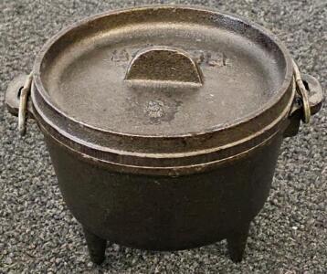 Lodge #5 Cast Iron Dutch Oven With Flanged Lid And Bail Handle