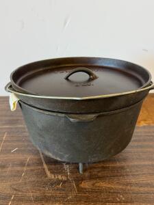 Texsport 8 Quart Cast Iron Camp Dutch Oven with Lid, Legs, Bail Handle, Black