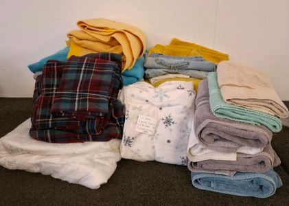 Assorted Bedding & Towels: 2 Queen Flannel Sheet Sets, 6 Towels, Blankets, Coverlet