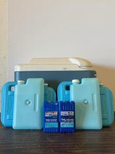 Igloo MaxCold Latitude 90-Quart Roller Cooler With Rubbermaid And Freez Pak Ice Packs