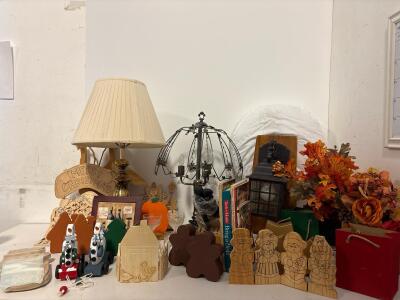 Holiday & Seasonal D&eacute;cor: Table Lamp, Lantern, Wood Crafts, Faux Flowers, Gift Bags