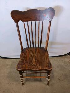 Antique Windsor-Style Oak Dining Chair With Scalloped Top Rail And Turned Legs