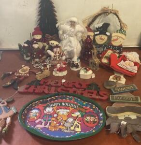 Vintage & Handmade Christmas D&eacute;cor - Garfield Tray, Signs, Plush Snowmen, 20 Pieces ( SP11 )