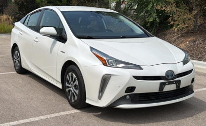 2019 TOYOTA PRIUS - AWD!