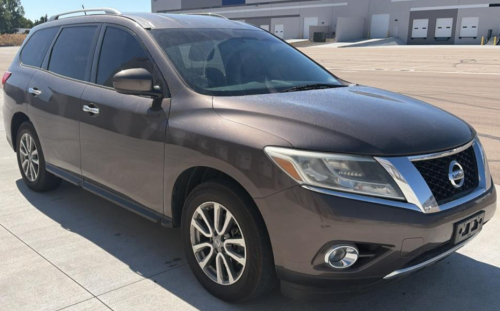 2015 NISSAN PATHFINDER - 4X4!