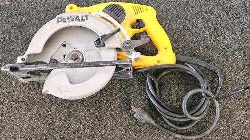 DEWALT Corded Circular Saw 7-1/4 In, 15A, 5,200 RPM, 57&deg; Bevel, Lightweight, 9 Ft Cord (Functional)