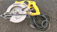 DEWALT Corded Circular Saw 7-1/4 In, 15A, 5,200 RPM, 57&deg; Bevel, Lightweight, 9 Ft Cord (Functional)