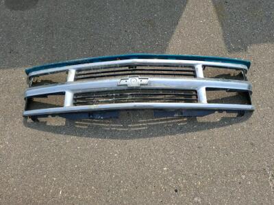 1988&ndash;1993 Chevrolet C/K Pickup Grille, Silverado Suburban Blazer, Silver/Blue, OEM Style