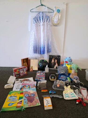 Canon ZR800 MiniDV Camcorder with 35x Optical Zoom, 2.7" LCD, and Night Mode, no cords to test. Childs Elsa costume
