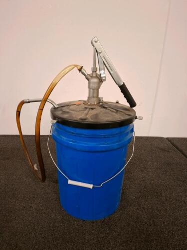 Chevron Delo Syn-Trans HD SAE 50 5-Gal Pail with Manual Lever Oil Transfer Pump & Hose