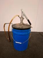 Chevron Delo Syn-Trans HD SAE 50 5-Gal Pail with Manual Lever Oil Transfer Pump & Hose