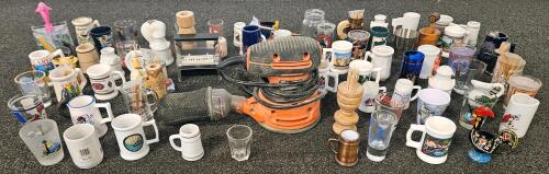 Black+Decker 5" Random Orbital Sander, Model BDERO100 w/Dust Canister (tested, works) + 60pc Souvenir Mug Lot