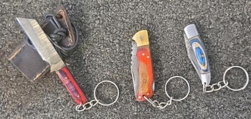 Miniature Damascus Keychain Knives Set &ndash; Dyed Wood & Bone Handles, Leather Sheath, 3 Piece