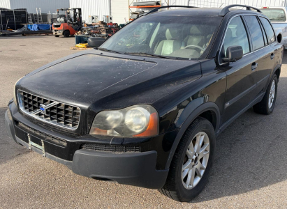 2004 VOLVO XC90 - LEATHER SEATS!