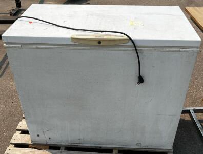 Chest Freezer ~15 cu ft Capacity, White, Manual Defrost, Locking, Basket, 44"x28"x34" unable to test