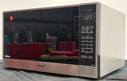Panasonic NN-SN975S 2.2 cu.ft. Inverter Microwave, 1250W, Stainless Steel, 16.5" Turntable, turns on