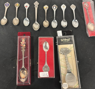 12+ Collectible Souvenir Spoons &ndash; Rainforest Caf&eacute;, Disney, Lucerne, Neuschwanstein