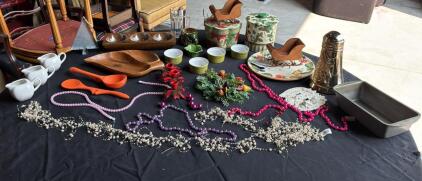 Assorted Kitchenware, Holiday Decor & Collectibles &ndash; 25+ Pieces
