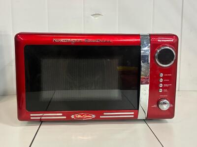 Nostalgia RetroWave RMO4RR Red 0.9 Cu Ft Microwave, 900W, Digital, Turntable, Serial U093140251834