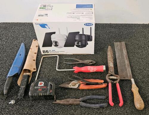 Cinnado B6 2K Wireless Security Camera 2-Pack with Solar Panels. Assorted tools and knives included (c)