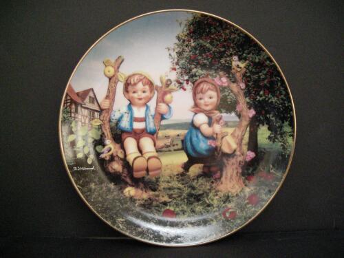 Danbury Mint M.I. Hummel "Apple Tree Boy & Girl" Collector Plate, Limited Edition, 1989