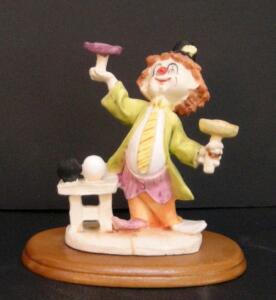 Vintage 1984 Arnart "Clown Juggler" Figurine, Hand-Painted Ceramic, 6" Tall, Wood Base, Japan ( R12 )