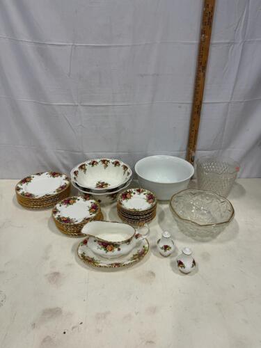 Royal Albert Old Country Roses Bone China Set, 26 Pieces, Gravy Boat, Bowls, Plates, Salt & Pepper