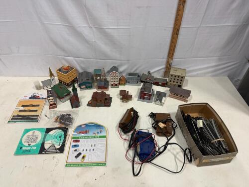 N Scale Model Train Lot: 20+ Plastic Buildings, 30+ Track Pieces, Accessories & Transformers
